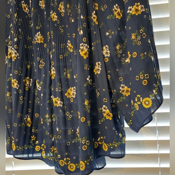🆕️Max Edition Size M Blue With Yellow Flowers Pleated Blouse Retails @ $98 - Picture 8 of 10